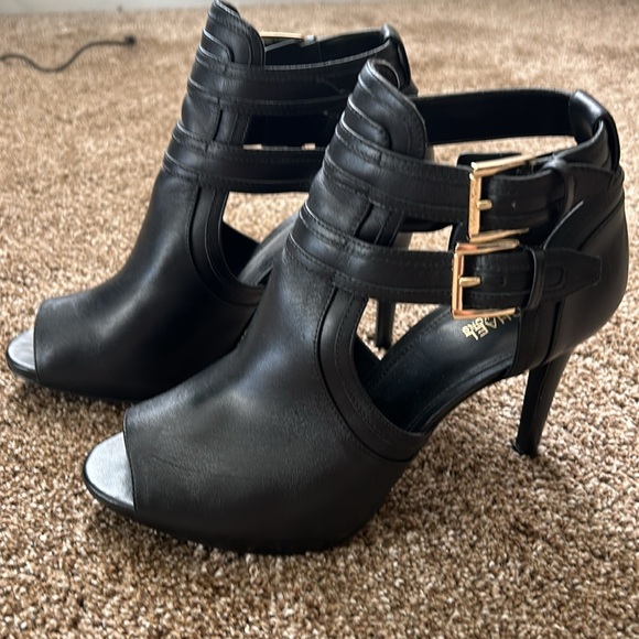 Black Michael Kors, leather heels, size 8 women’s - Picture 3 of 6